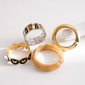 Detailansicht von Armreifen im Vintage-Stil mit Schmetterlingsmotiven und geometrischen Designs