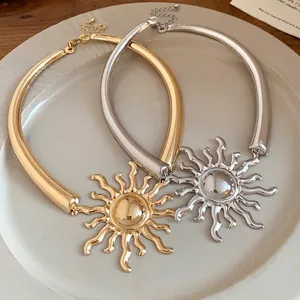 Vintage European Metal Sun Pendant Necklace For Women Fashion Simple Clavicle Chain Light Luxury High-End Jewelry Gift