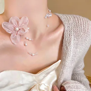 Elegante collar de perlas y cuentas de vidrio estilo francés con flor de gasa romántica