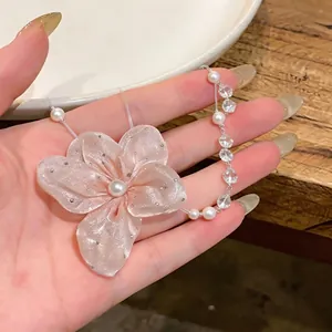 Elegante collar de estilo francés con flor de gasa, cuentas de vidrio y perlas