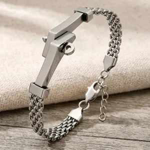 Detailopname van roestvrijstalen geweven armband met een uniek spijkervormig ontwerp.