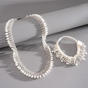 Vue détaillée élégante du service de bijoux en perles et dentelle tissée à la main.