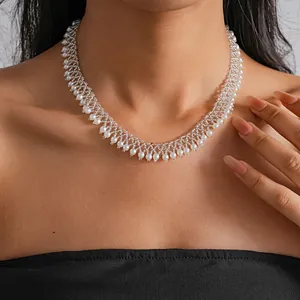 Collier ras du cou en dentelle tissée main avec perles blanches et perles de verre