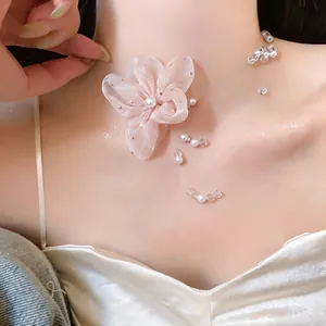 Detalle de collar gargantilla de flores de gasa y perlas elegantes estilo francés