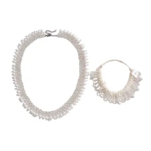 Ensemble de colliers élégants en perles de verre blanches et dentelle tissée fine