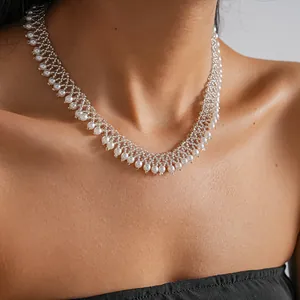 Vue détaillée du collier ras de cou en dentelle avec perles de verre argentées et blanches.