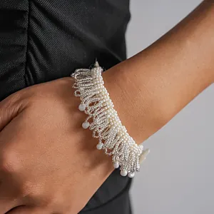 Vue détaillée d'un collier ras-du-cou fait main avec perles blanches et franges de verre