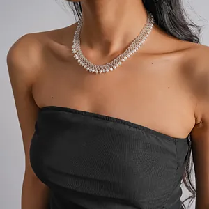 Vue détaillée d'un collier ras du cou en dentelle tissée avec des perles blanches