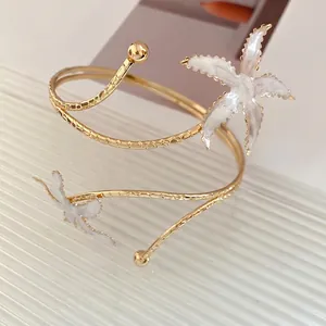 Bracelet de bras spirale vintage doré avec breloques d'étoiles de mer en émail blanc nacré