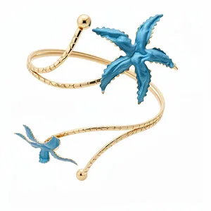 Bracelet de bras élégant en métal doré avec des détails d'étoiles de mer émaillées bleues