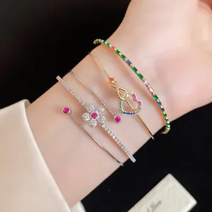 Vue rapprochée détaillée d'un bracelet jonc doré 14 carats avec des zircons colorés