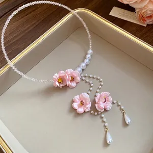 Elegante girocollo floreale romantico con perle bianche e nappe di fiori rosa