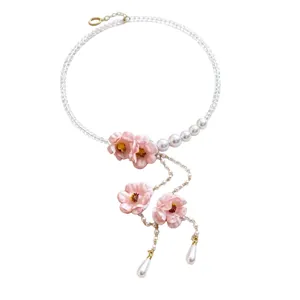 Elegante collana girocollo con nappe, perle bianche e ciondoli a fiori rosa per donna