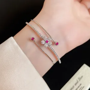 Vue détaillée d'un bracelet jonc fleur double couche argenté avec oxydes de zirconium