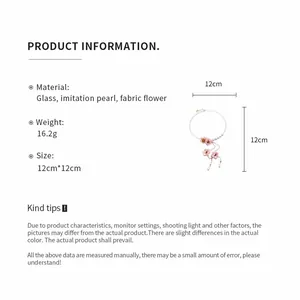 Dettaglio del girocollo floreale con perle e specifiche tecniche dei vari materiali.