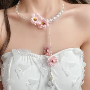 Primo piano del girocollo in stile vacanza con perle e nappe di fiori rosa