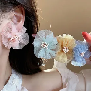Orecchini a perno con fiori in chiffon colorato e ago in argento per le vacanze estive