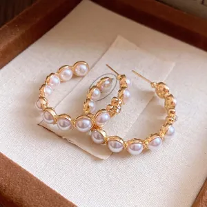 Élégantes créoles vintage en forme de C avec perles dorées et strass étincelants