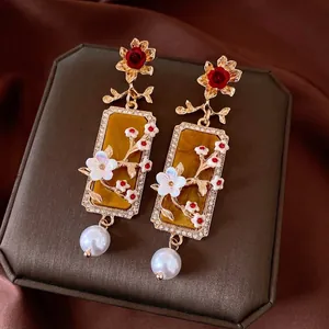 Orecchini pendenti quadrati vintage con fiori, perle bianche e accenti in tonalità oro