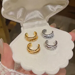 Elegantes pendientes de clip cruzados de tres capas con circonitas, sin agujeros