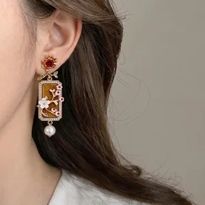 Eleganti orecchini vintage rettangolari con fiori di strass e una goccia di perla bianca