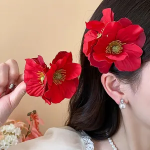 Pince à cheveux fleurie en tissu rouge élégante pour un style de vacances