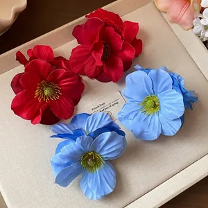 Barrettes à cheveux élégantes avec fleurs en tissu rouge et bleu pour un look vacances