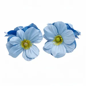 Paire de jolies barrettes fleurs en tissu bleu clair avec détails d'étamines