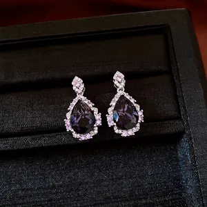 Eleganti orecchini pendenti in zircone viola per donna con un design di lusso