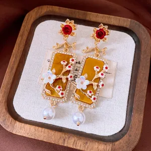 Orecchini a fiore vintage dorati con pannello quadrato giallo e perla bianca liscia