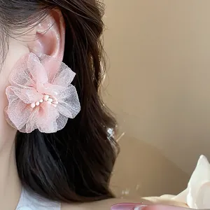 Orecchini a lobo a fiore in chiffon rosa con delicati petali a strati per l'estate