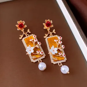 Orecchini vintage floreali con pendente di perla bianca e bordo di cristalli lucenti