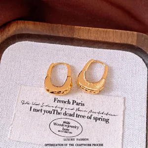Eleganti orecchini a cerchio a forma di U placcati oro 18 carati con trama increspata