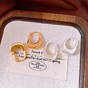 Eleganti orecchini a cerchio a forma di U placcati in oro 18K con texture plissettata