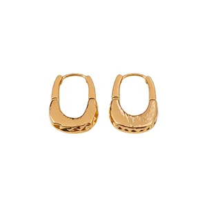 Eleganti orecchini a cerchio a U placcati in oro 18 carati con texture metallica stropicciata.