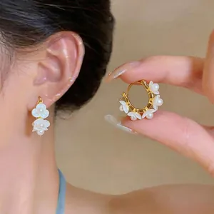 18K Gold Vergoldete Maiglöckchen Ohrstecker Französisch Vintage Weiße Blume Künstliche Perle Huggie Ohrringe Für Damen Schmuck Geschenk