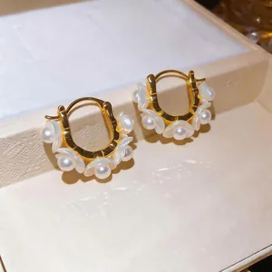 18K vergoldete Maiglöckchen-Creolen mit weißen Perlen für Damen