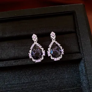 Eleganti orecchini a goccia con zircone viola scuro e alone di cristalli color lavanda