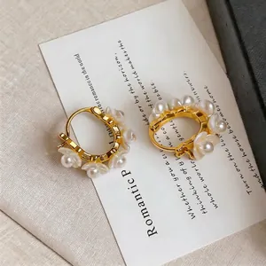 Elegante 18K vergoldete Maiglöckchen-Creolen mit Perlen in einem romantischen Design.
