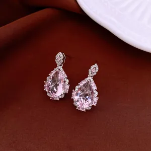 Dettaglio degli orecchini a goccia con zirconi viola brillante e finitura in argento