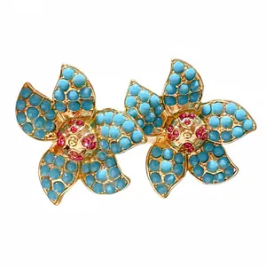 Eleganti orecchini a lobo a forma di stella marina con perle turchesi e zirconi rosa