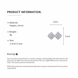 Détail boucles d'oreilles carrées évidées en zircon avec spécifications de taille