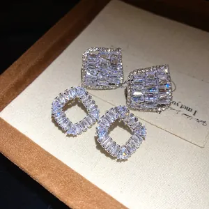 Boucles d'oreilles carrées évidées vintage avec zircons étincelants style minimaliste
