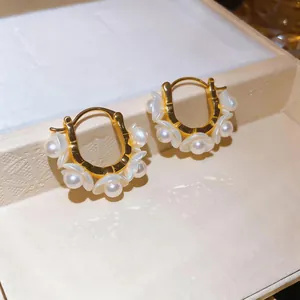 Detail von 18K vergoldeten Maiglöckchen-Ohrringen mit Perlen und floralen Elementen