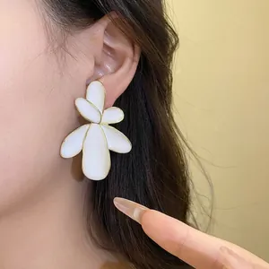 Elegant white flower stud earrings with gold edging and dripping oil finish for women