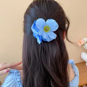Barrette à cheveux élégante en tissu bleu en forme de coquelicot sur coiffure