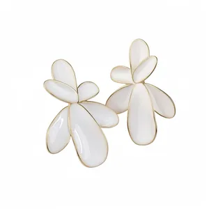 Elegant white flower stud earrings with gold-plated edges and vintage petal design