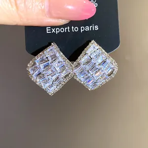 Boucles d'oreilles carrées évidées vintage avec pierres de zircon transparentes scintillantes