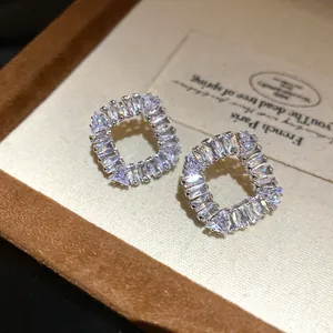 Vue détaillée des boucles d'oreilles carrées évidées en zircon de style vintage sur support