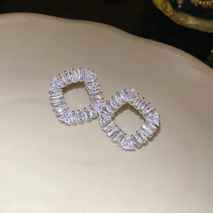 Vue détaillée de boucles d'oreilles carrées vintage avec pierres de zircone brillantes
